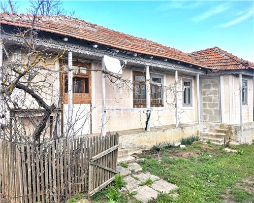 Casa batraneasca si teren intravilan, in sat Sarbi, comuna Banca, jud Vaslui
